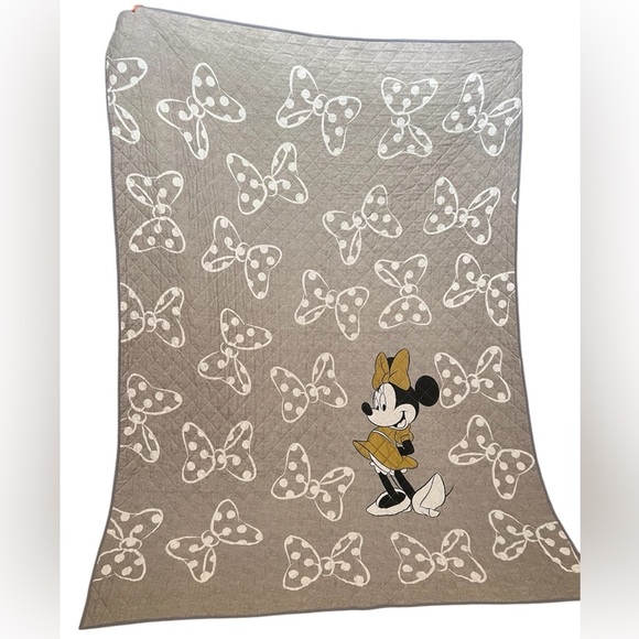 Disney Mini Mouse Grey Comforter 64”x89”
E - Picture 1 of 4